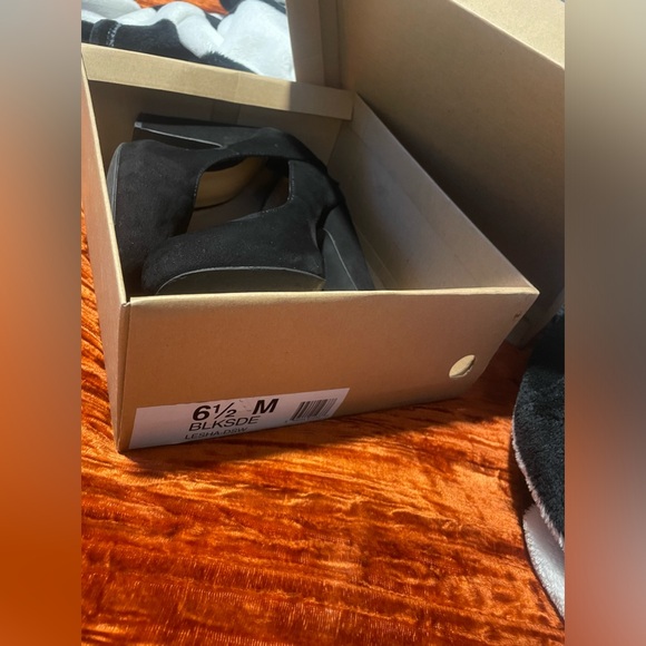 Black Suede Chunky Heels -size 6 1/2 - Picture 9 of 9